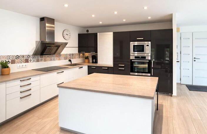 Maison d’architecte de 205 m² à La Baule-Escoublac. Lumineuse et parfaitement entretenue, elle offre 5 chambres, de beaux volumes, un jardin paysager, une terrasse et un garage. Un cadre de vie idéal pour créer de précieux souvenirs en famille — photo 3