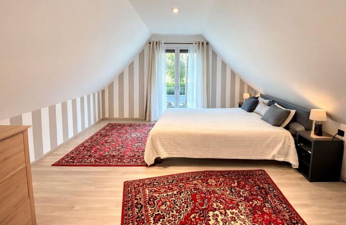 Maison d’architecte de 205 m² à La Baule-Escoublac. Lumineuse et parfaitement entretenue, elle offre 5 chambres, de beaux volumes, un jardin paysager, une terrasse et un garage. Un cadre de vie idéal pour créer de précieux souvenirs en famille — photo 4