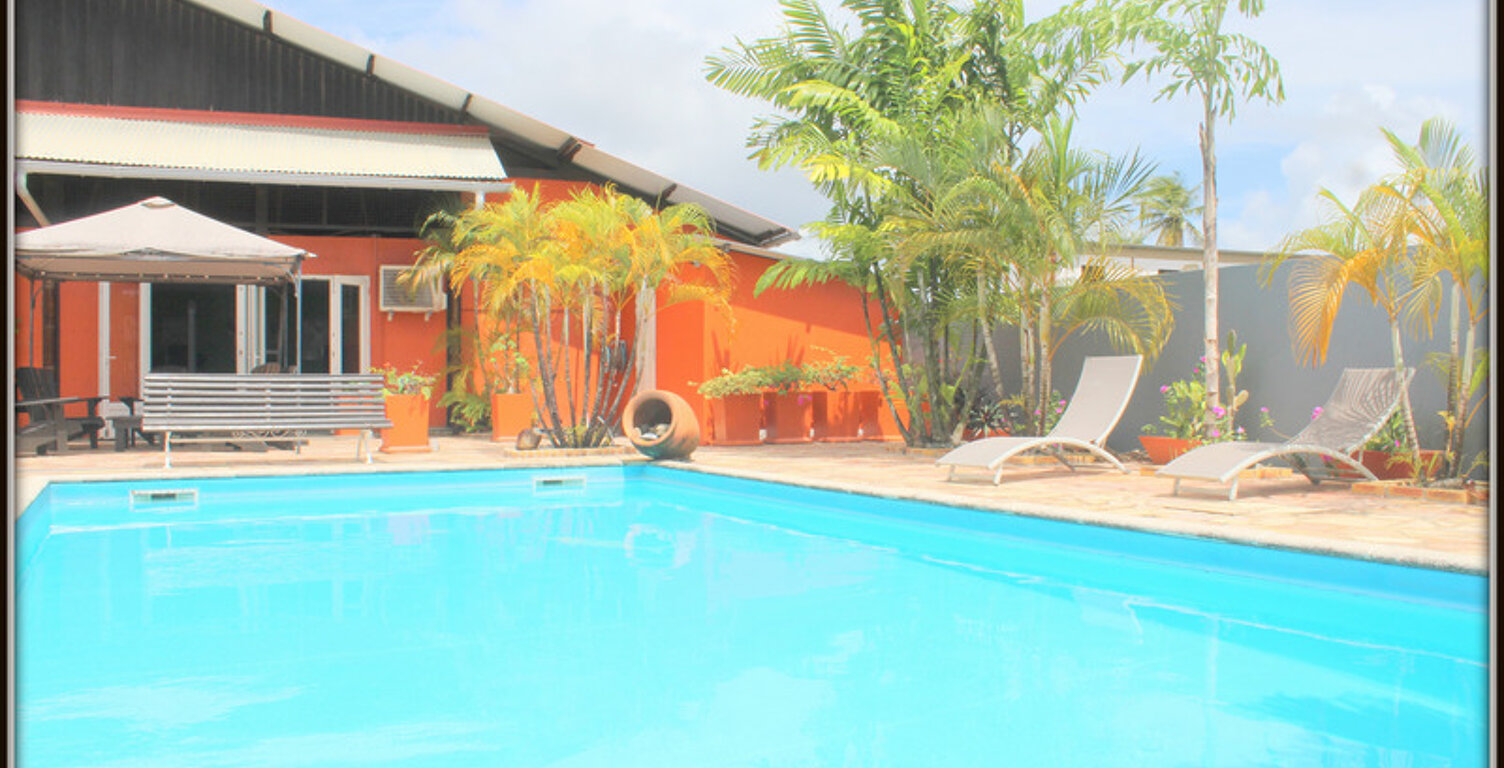 A VENDRE A KOUROU UN MAGNIFIQUE COMPLEXE IMMOBILIER DE 8 APPARTEMENTS (R+1) DE 960 m² - UNE VILLA T5 (R+1) DE 310 m² - TERRAIN 1870 m² - AU PRIX DE 1 755 000 € — photo 1