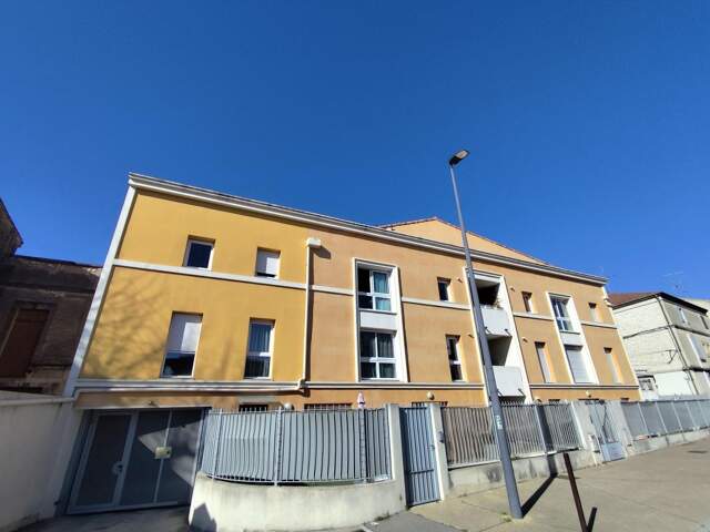 Châteaurenard, en exclusivité, Centre ville Appartement 3  pièces - terrasse et place de garage en sous sol — photo du bien