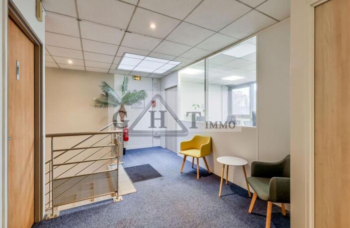 Entrepôt Bureaux 1998m² Saint-Thibault-des-Vignes — photo 3