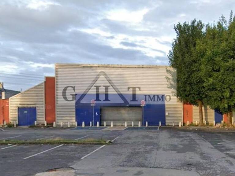 À louer  – Surface commerciale  de 1 116 m² – PONTAULT COMBAULT — photo 1