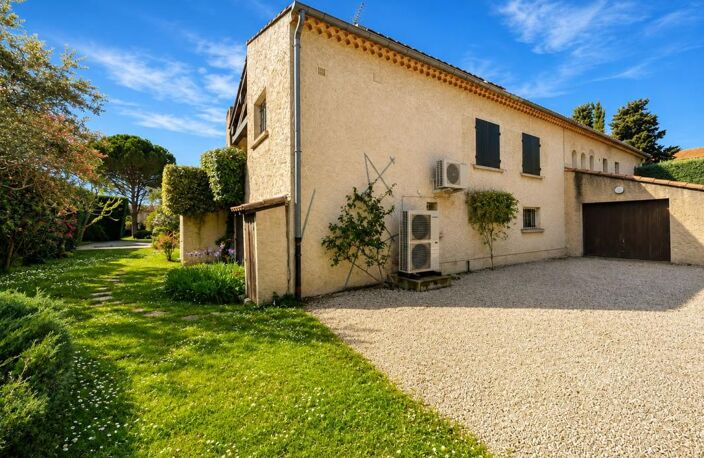 CARPENTRAS - Grande maison familiale au calme absolu – 232 m² habitables – Parcelle de plus de 2400 m² avec piscine – — photo 2