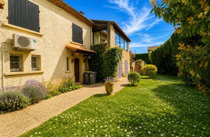 CARPENTRAS - Grande maison familiale au calme absolu – 232 m² habitables – Parcelle de plus de 2400 m² avec piscine – — photo 3