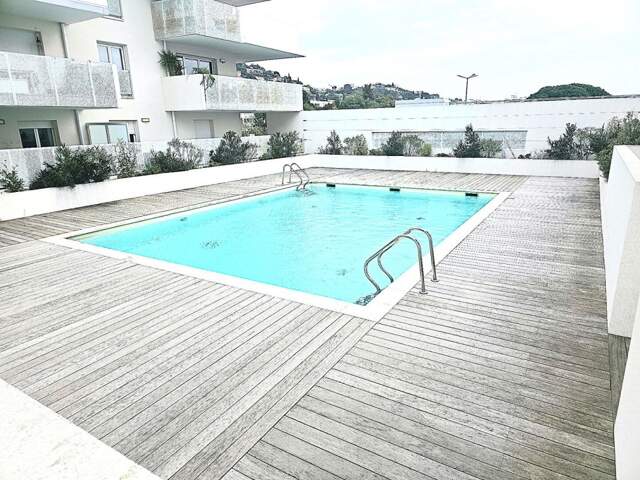 Superbe 3 pièces moderne avec grande terrasse, piscine et parkings à 10 minutes de la mer — photo du bien