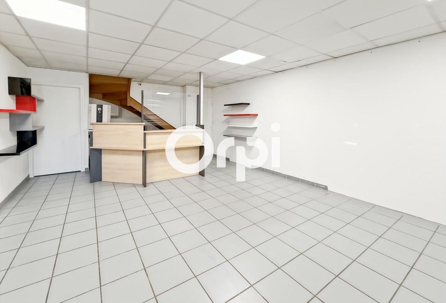 Local professionnel ou commercial avec espace de stockage — photo 1