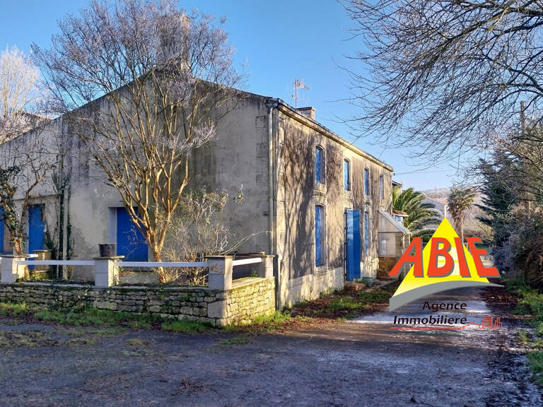 Maison en pierres 163m2 à rénover avec dépendances Saint Hil — photo 1