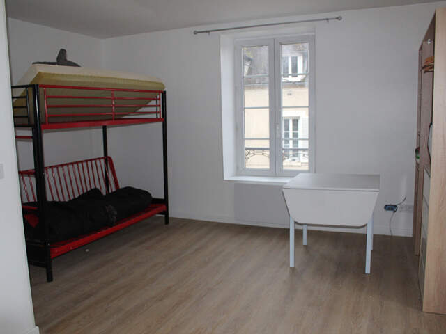 TONNERRE studio entièrement meublé et refait à neuf dans petit immeuble — photo du bien