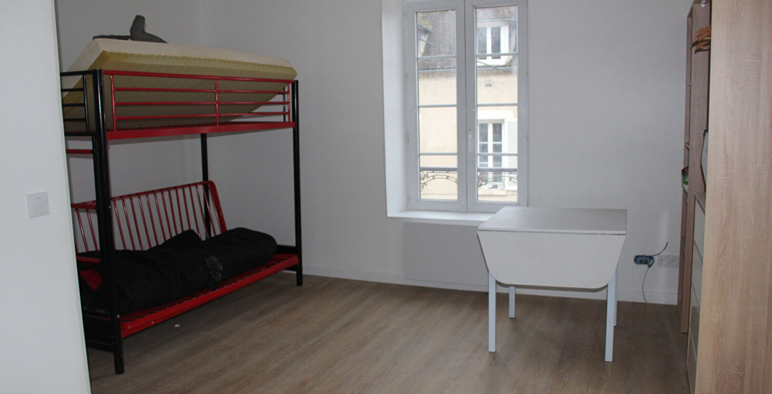 TONNERRE studio entièrement meublé et refait à neuf dans petit immeuble — photo 1