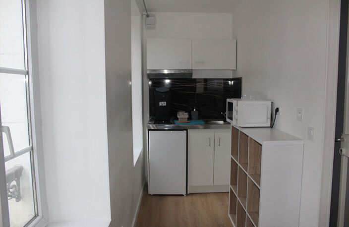 TONNERRE studio entièrement meublé et refait à neuf dans petit immeuble — photo 2