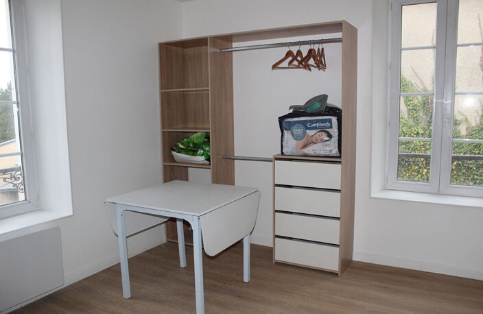 TONNERRE studio entièrement meublé et refait à neuf dans petit immeuble — photo 4