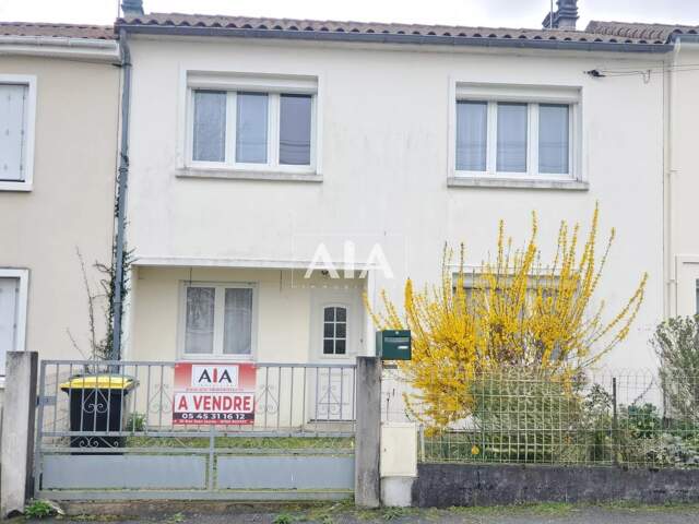 Maison de ville à Ruffec proche des commerces — photo du bien