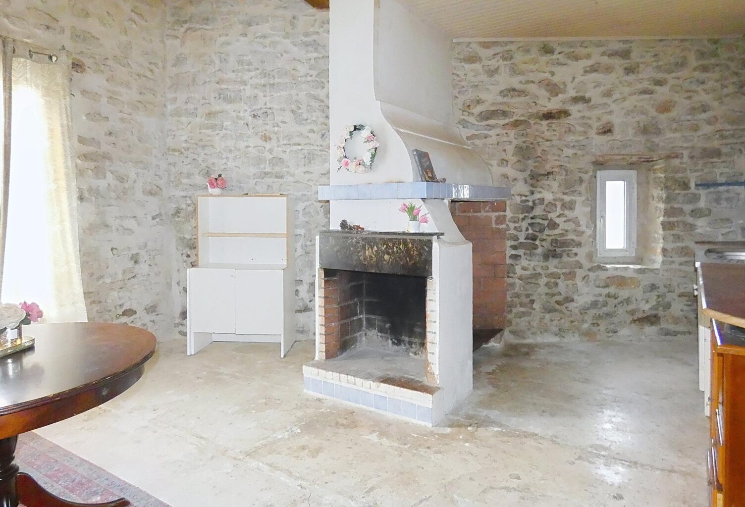 Maison en pierre avec garage, courette et jardin détaché — photo 1