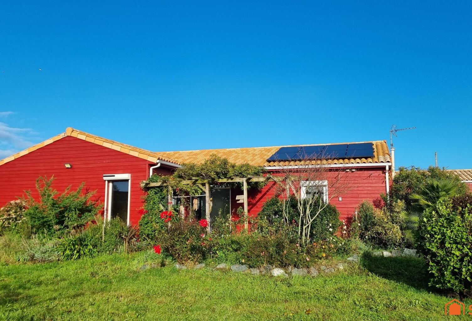 Maison bois éco-performante avec quasi autonomie électrique — photo 1