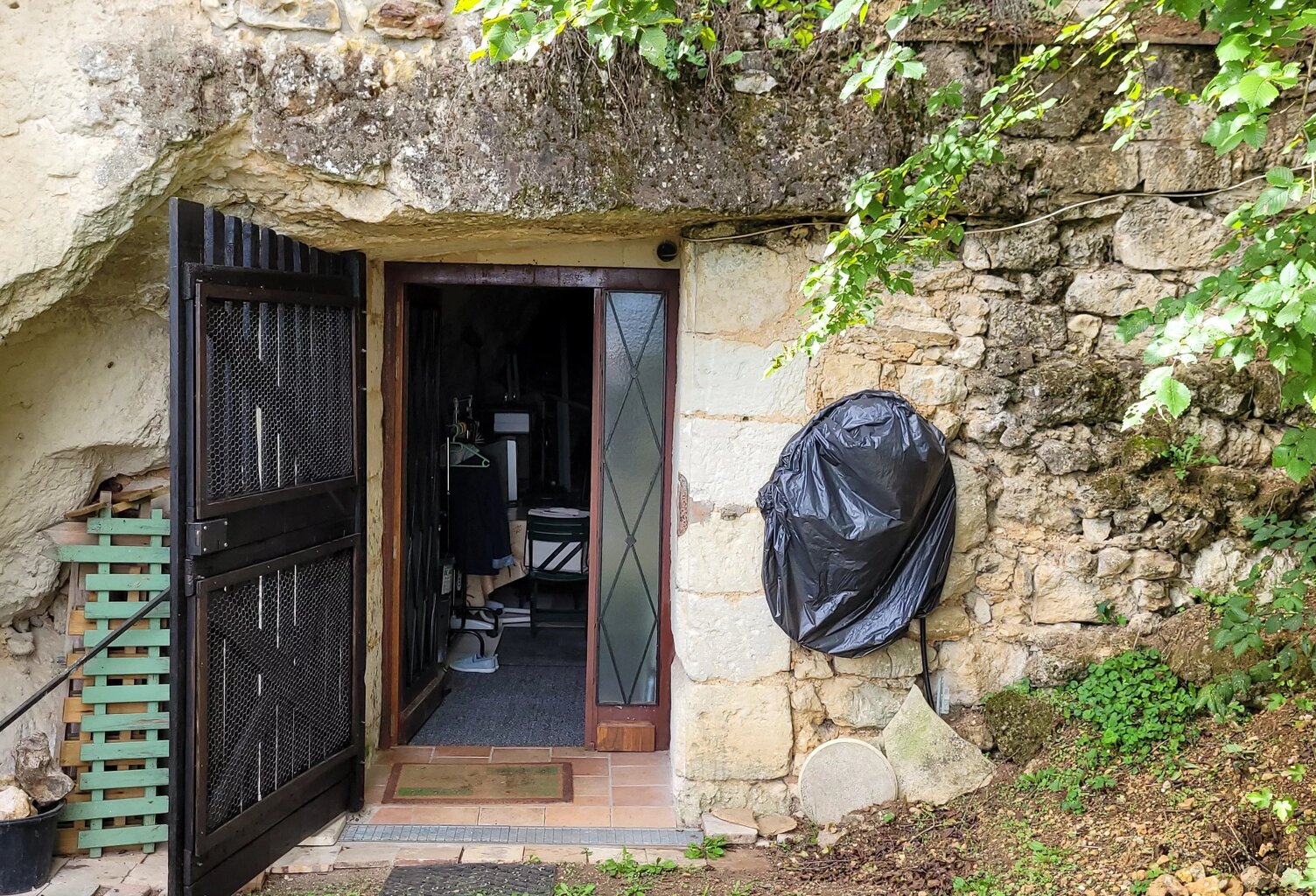 HABITATION TROGLODYTIQUE, CAVES, GROTTES ET TERRAINS — photo 1