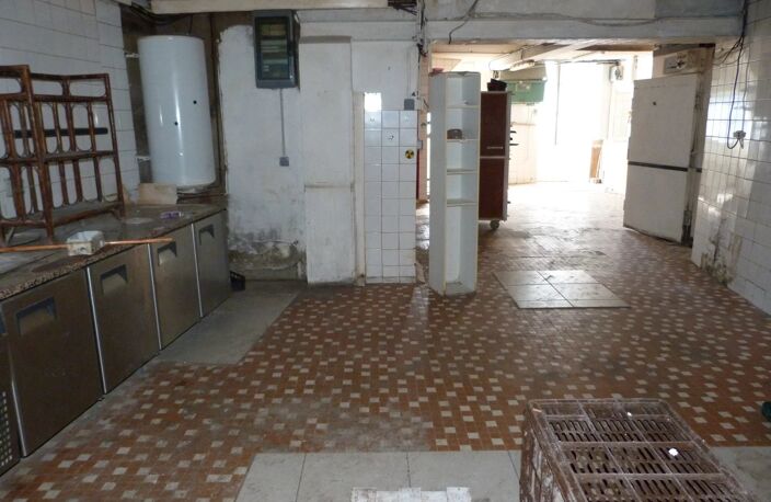 Saint Genou 36 : Centre bourg - Immeuble commercial — photo 2