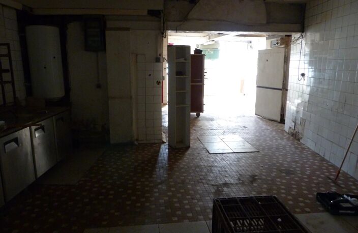 Saint Genou 36 : Centre bourg - Immeuble commercial — photo 3