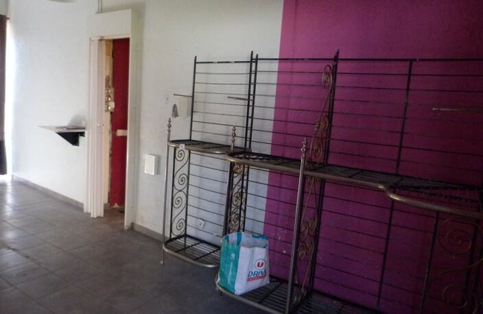 Saint Genou 36 : Centre bourg - Immeuble commercial — photo 4