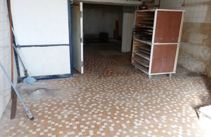 Saint Genou 36 : Centre bourg - Immeuble commercial — photo 5