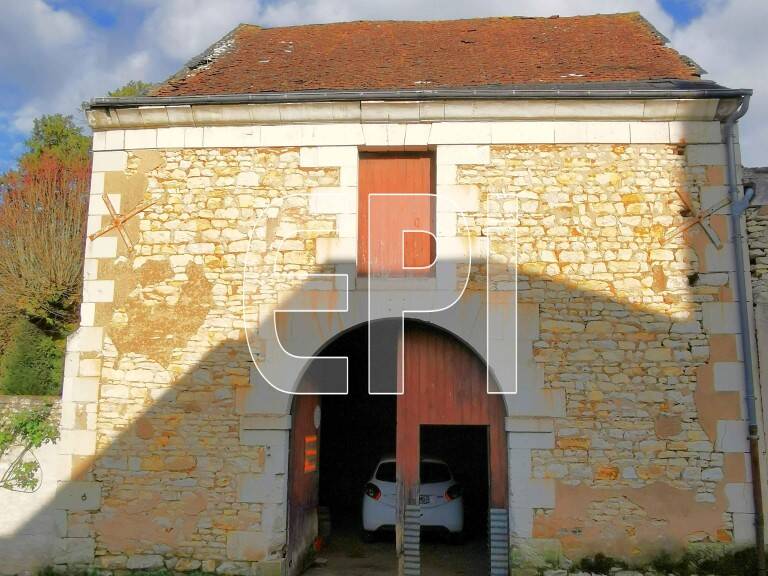 Réf 8142. Richelieu. Grange-garage en pierre apparente, tuile p — photo 1