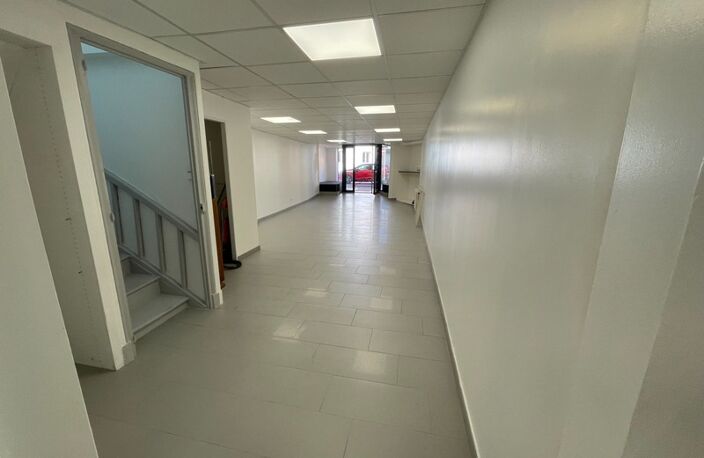 Centre CHAUFFAILLES Local commercial avec appartement rénové - total de 200m2 — photo 4