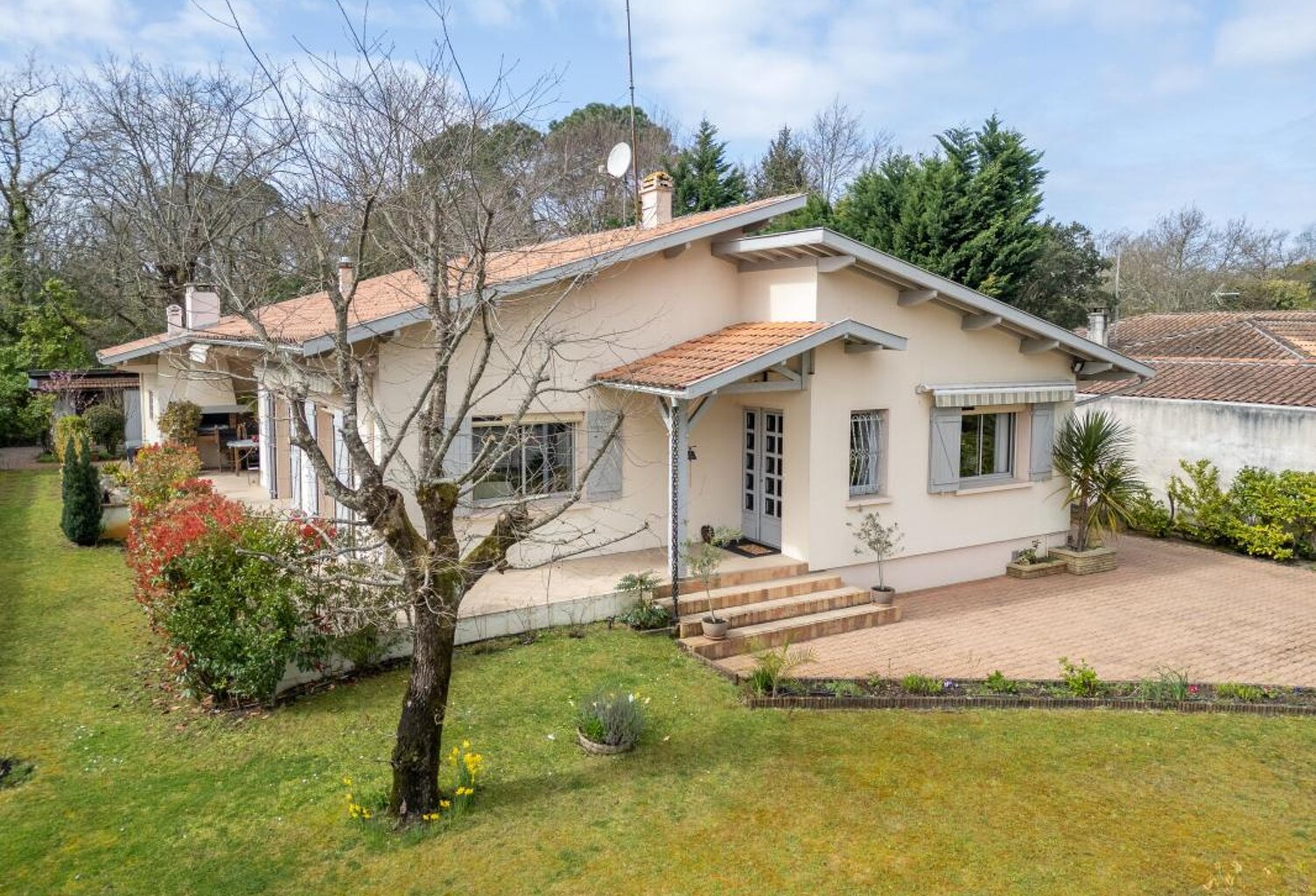 Maison familiale 175 m² à Gujan-Mestras La Hume – 4 chambres, grand séjour, jardin, cave et prestations confort — photo 1