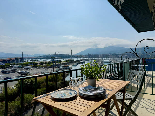 MAGNIFIQUE 3 PIECES QUARTIER PLAGE AVEC VUE SUR LA BAIE/PORT — photo du bien