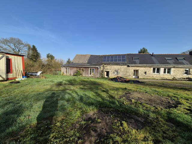 Corps de ferme authentique de 110 m2 plus annexes   3 879 m2 — photo du bien