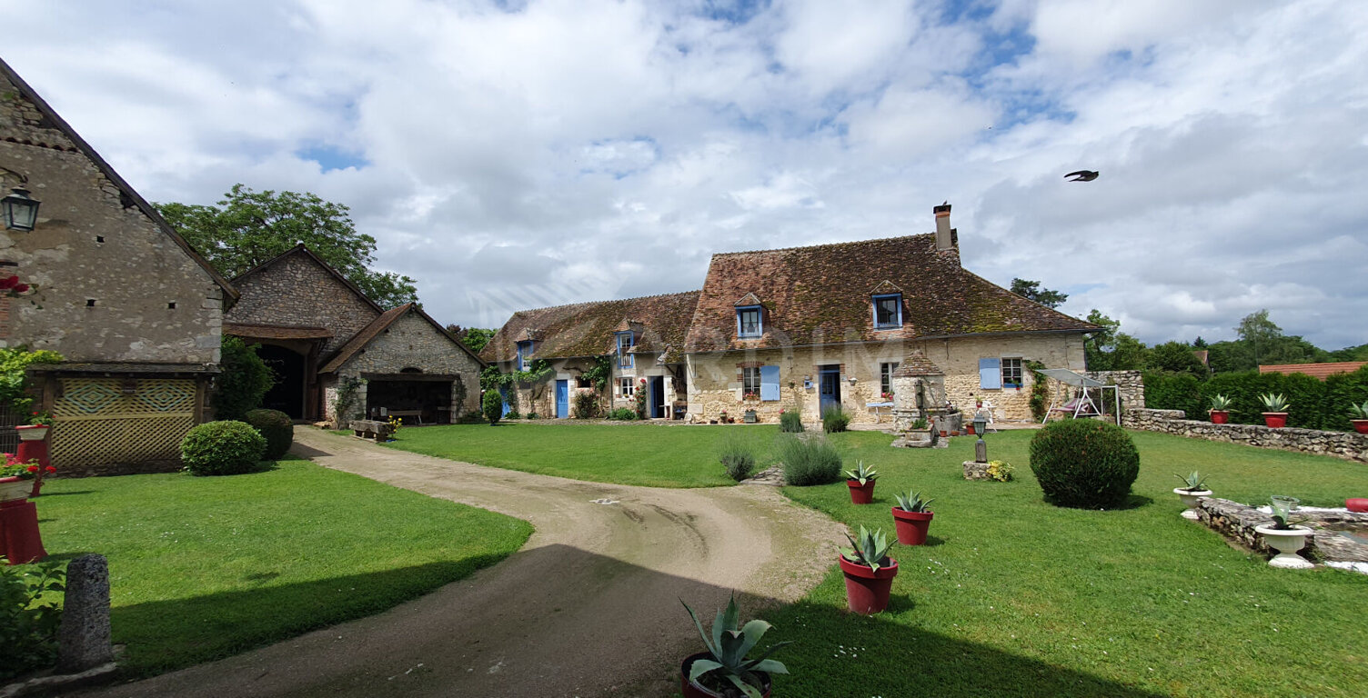 Authentique propriété en pierre avec cour intérieure, grange, colombier et vue sur le canal — photo 1