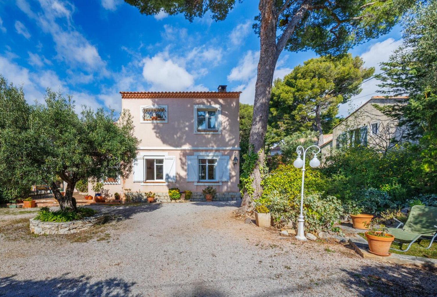 Villa — photo 1