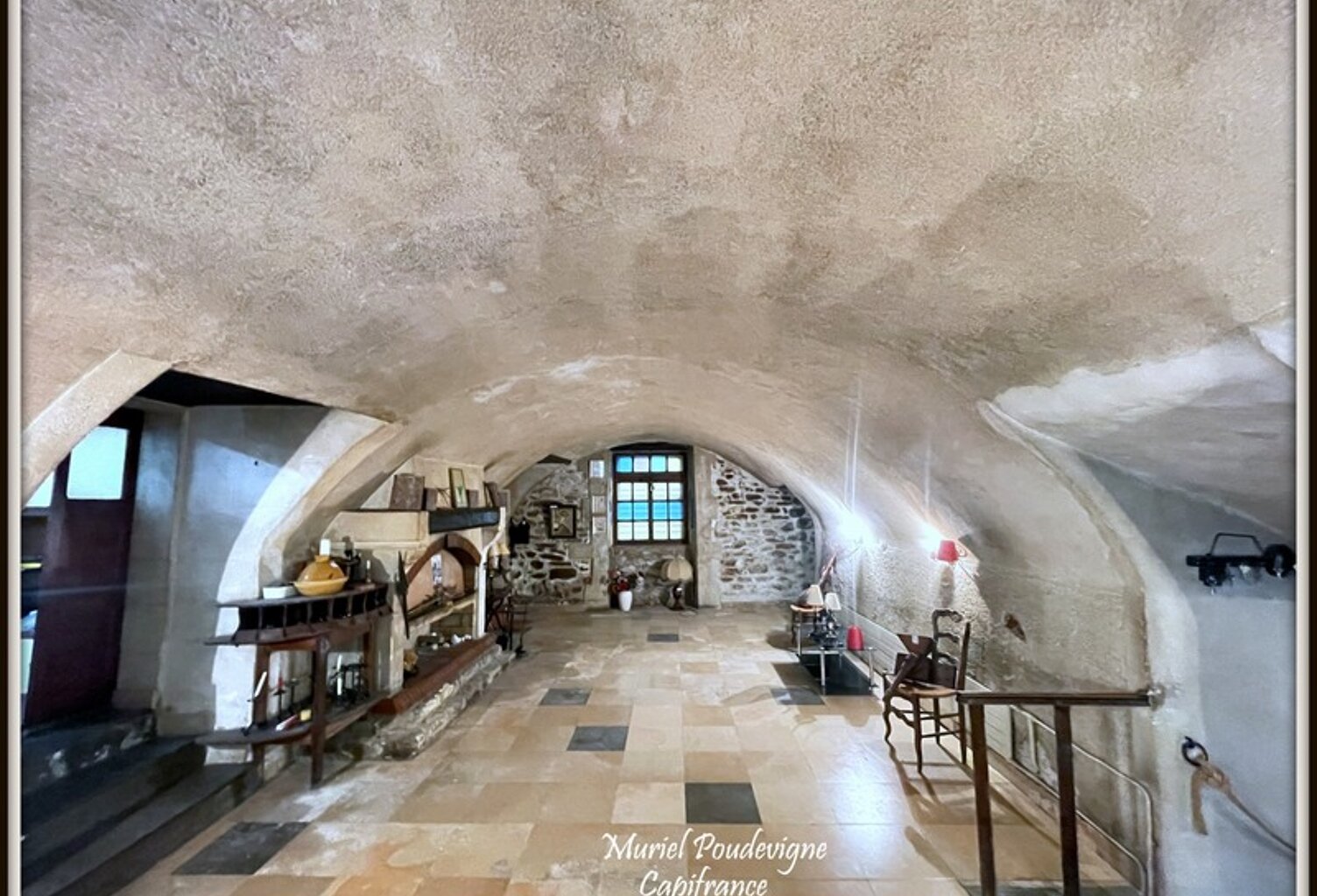 TAVEL, Maison singulière aux volumes rares et au potentiel remarquable — photo 1
