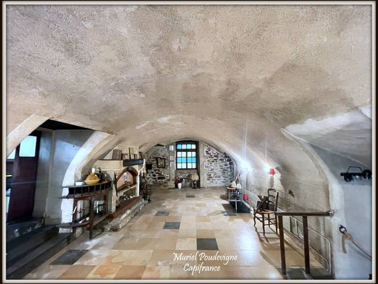 TAVEL, Maison singulière aux volumes rares et au potentiel remarquable — photo 1