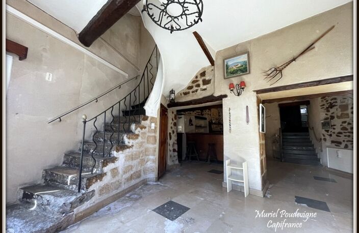 TAVEL, Maison singulière aux volumes rares et au potentiel remarquable — photo 2