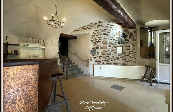TAVEL, Maison singulière aux volumes rares et au potentiel remarquable — photo 5