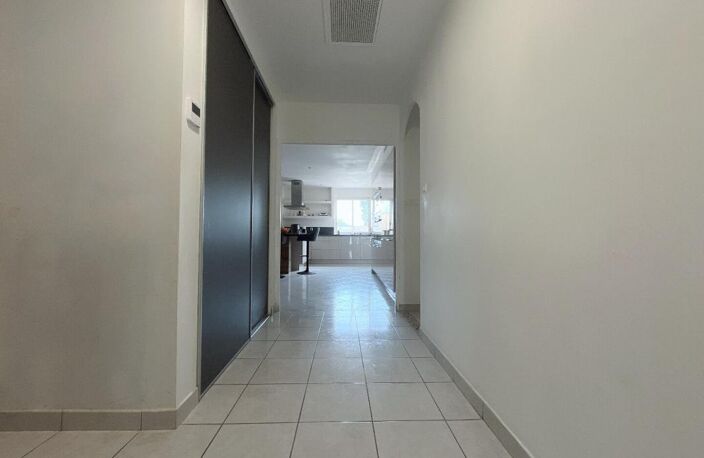 Magnifique maison en R+1 de 190 m²  comprenant 6 chambres sur un terrain 3 faces de 450 m² dans un secteur calme — photo 4
