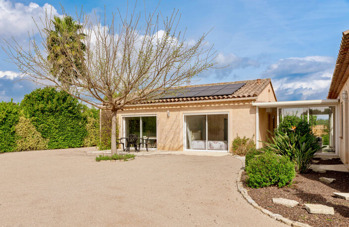 LA CRAU - MAISON 253m2 - PARCELLE 2200m2 - PISCINE - T2 INDE — photo 4