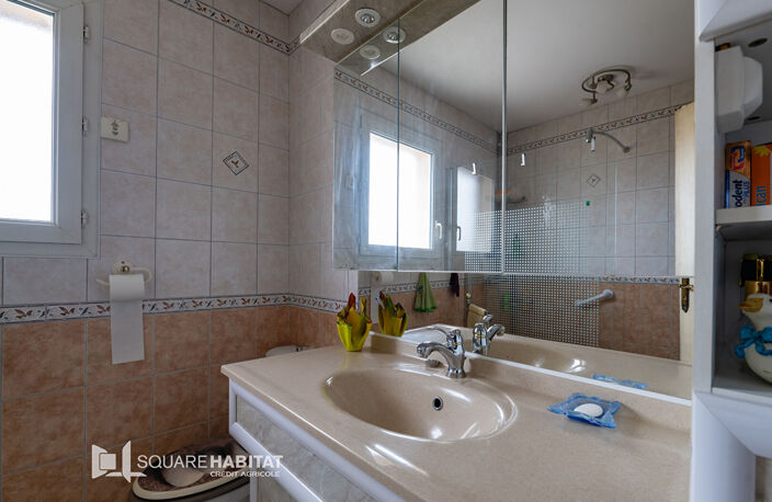 A SAISIR !!! Au centre du village, charmante villa de 140m² env. avec garage et terrain de 945m² — photo 5