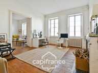 En CHARENTE MARITIME, A SAINT JEAN D'ANGELY (17), Maison de caractère à vendre 12 pièces  avec jardin, proche commerces — photo 2