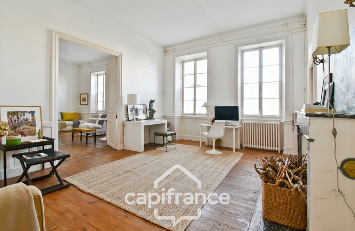 En CHARENTE MARITIME, A SAINT JEAN D'ANGELY (17), Maison de caractère à vendre 12 pièces  avec jardin, proche commerces — photo 2