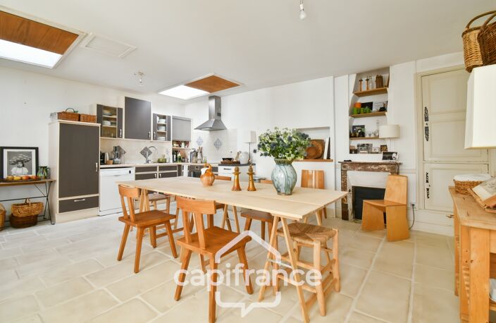 En CHARENTE MARITIME, A SAINT JEAN D'ANGELY (17), Maison de caractère à vendre 12 pièces  avec jardin, proche commerces — photo 3