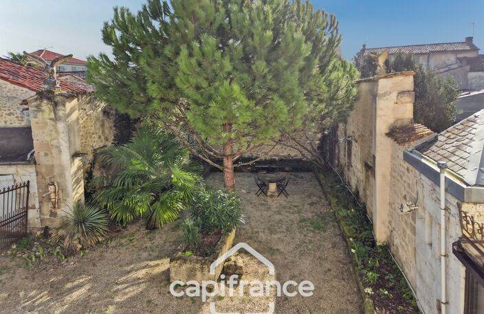 En CHARENTE MARITIME, A SAINT JEAN D'ANGELY (17), Maison de caractère à vendre 12 pièces  avec jardin, proche commerces — photo 4