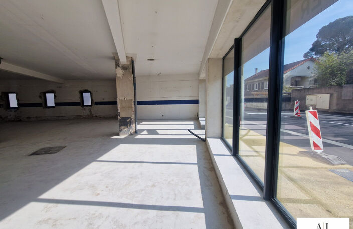Local commercial de 83 m² avec vitrine + 2 places parking — photo 3