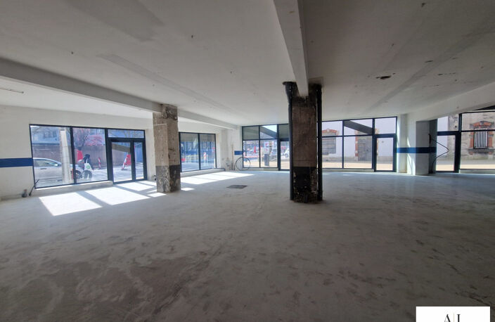 Local commercial de 83 m² avec vitrine + 2 places parking — photo 4