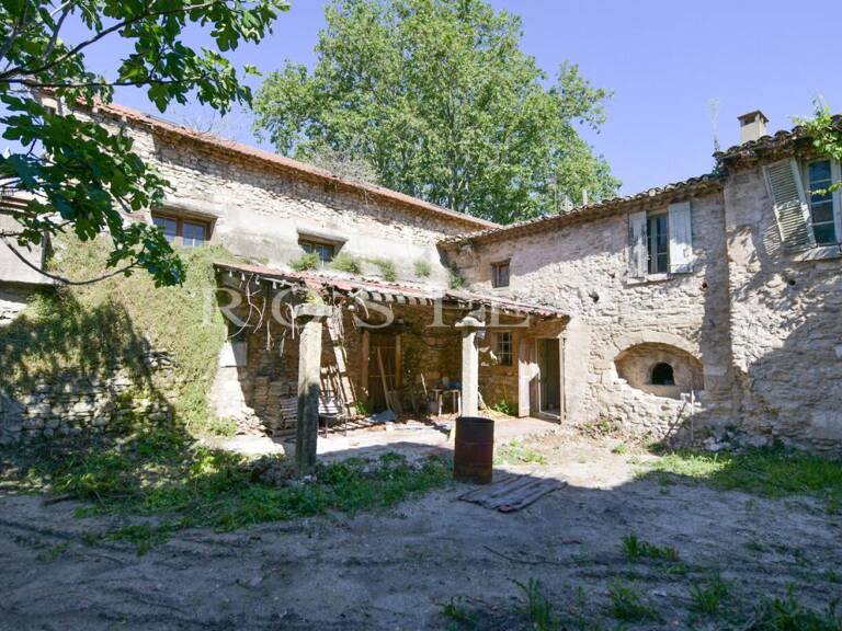 Luberon : hameau médiéval privé à rénover à proximité de la pist — photo 1