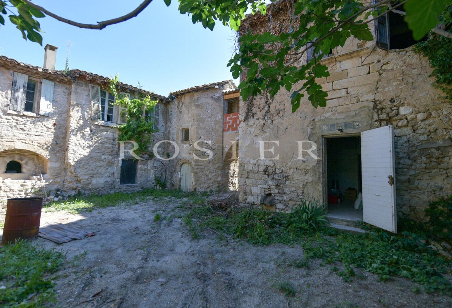 Luberon : hameau médiéval privé à rénover à proximité de la pist — photo 1
