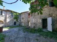Luberon : hameau médiéval privé à rénover à proximité de la pist — photo 2