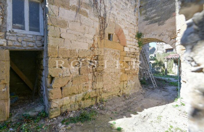 Luberon : hameau médiéval privé à rénover à proximité de la pist — photo 2