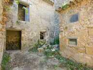 Luberon : hameau médiéval privé à rénover à proximité de la pist — photo 4