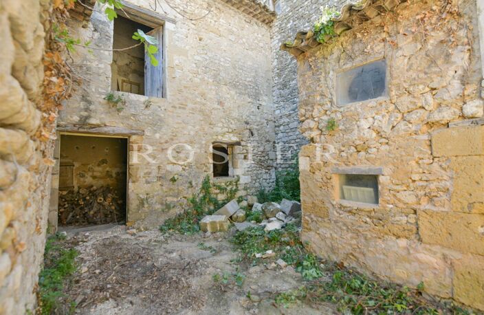 Luberon : hameau médiéval privé à rénover à proximité de la pist — photo 3