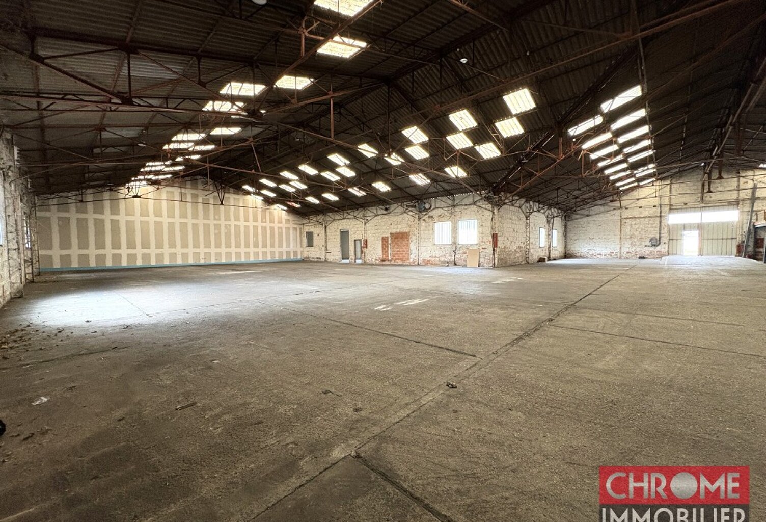 LOCAL DE STOCKAGE 1.380 M2 A LOUER — photo 1